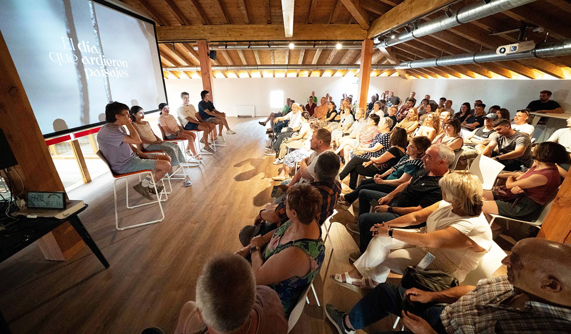Asistentes a la presentación del documental en San Martín de Unx