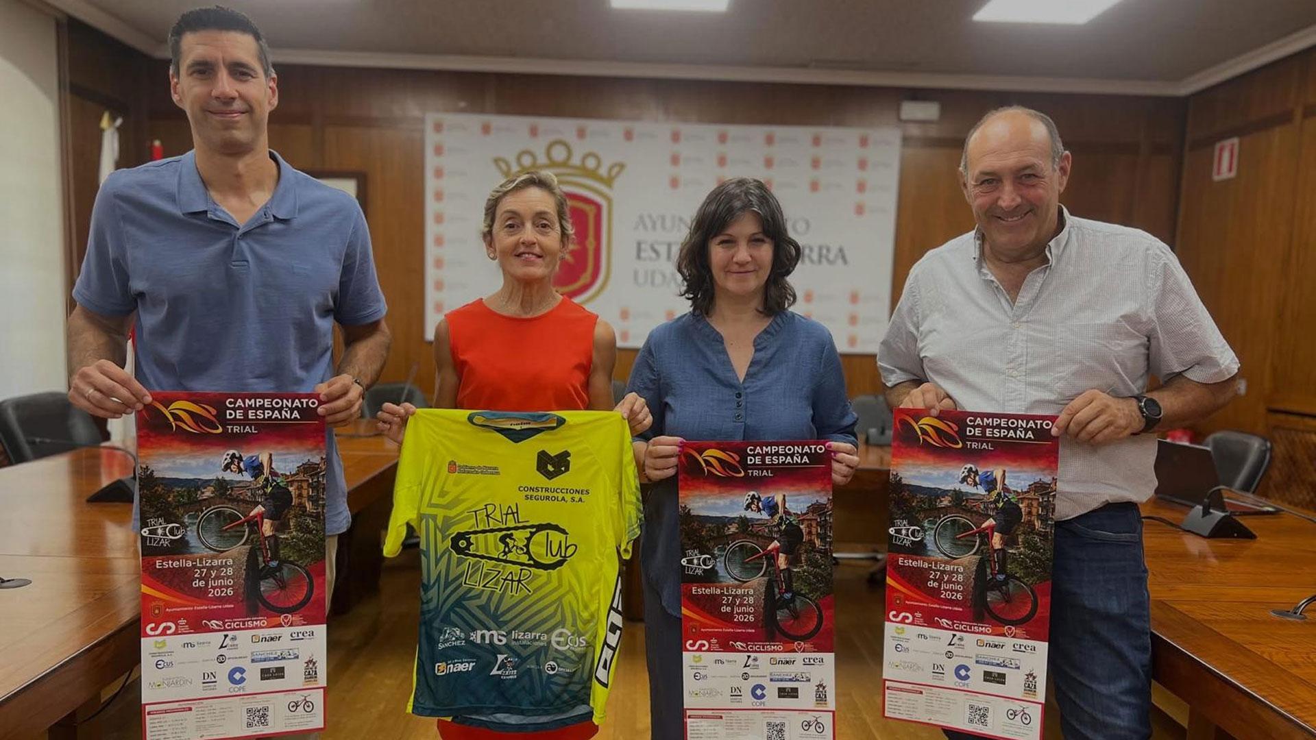 Oier Torrecilla, las concejalas Marta Azcona y Ana Duarte y Ernesto Chocarro durante la presentación en el salón de plenos