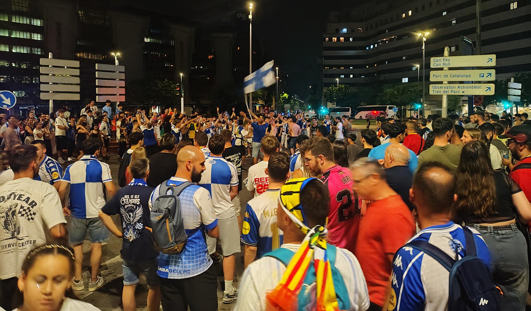 Aficionados del Sabadell celebran el ascenso de su equipo a la segunda división tras derrotar al Zamora