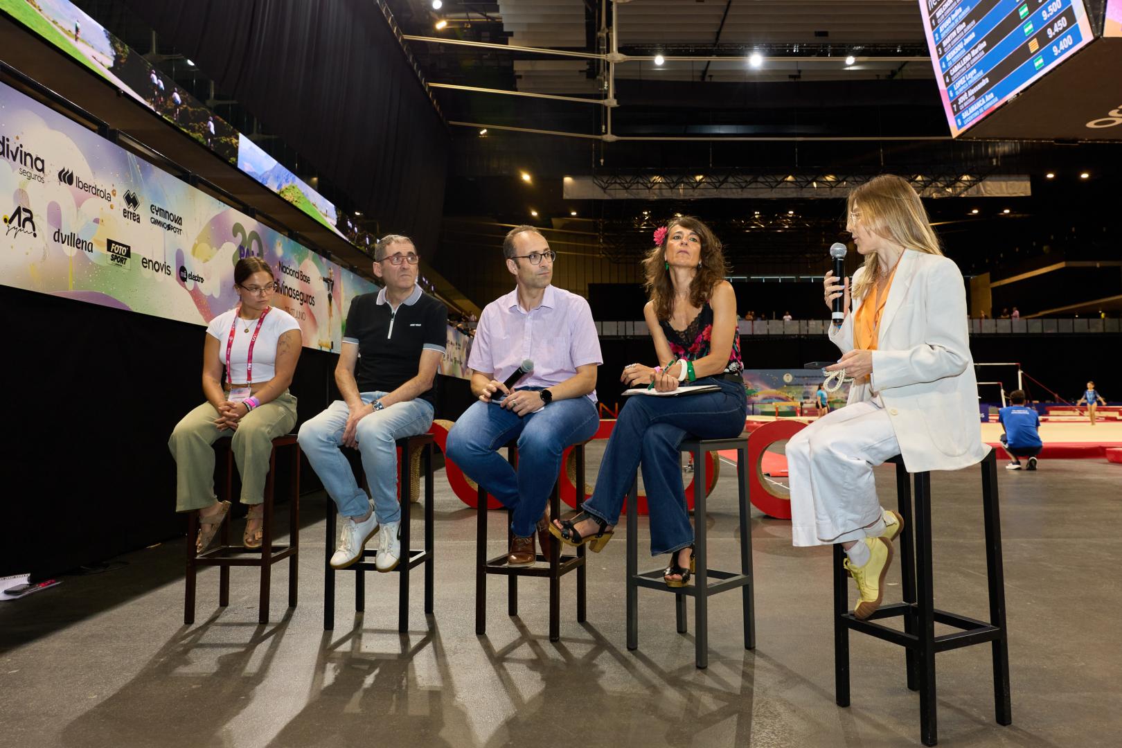 De izquierda a derecha, en la presentación oficial: Leire Sánchez (del club Meraki), Josu Ros (presidente de la Federación Navarra), Jorge Aguirre (director del Instituto Navarro del Deporte y Actividad Física), Maider Beloki (concejala del área de Cultura, Fiestas, Educación y Deporte del Ayuntamiento de Pamplona) y Diana Plaza (Federación Española de Gimnasia).