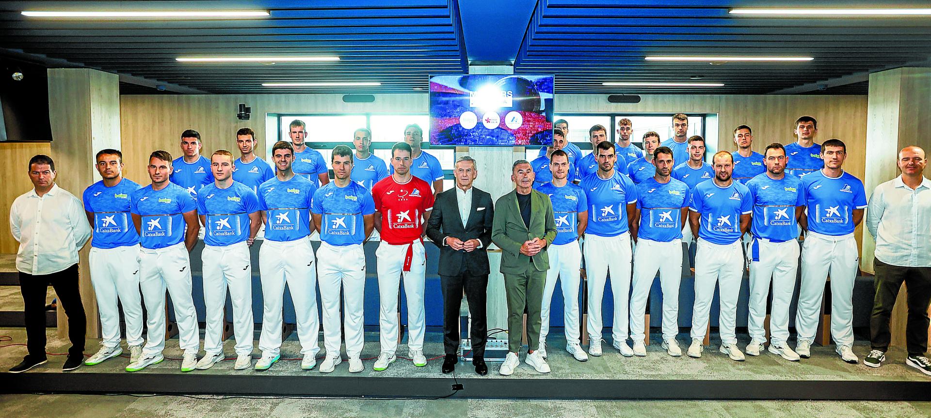 Los pelotaris participantes, junto con los representantes de las promotoras, y Kepa Badiola, director territorial norte de Caixabank, en la presentación