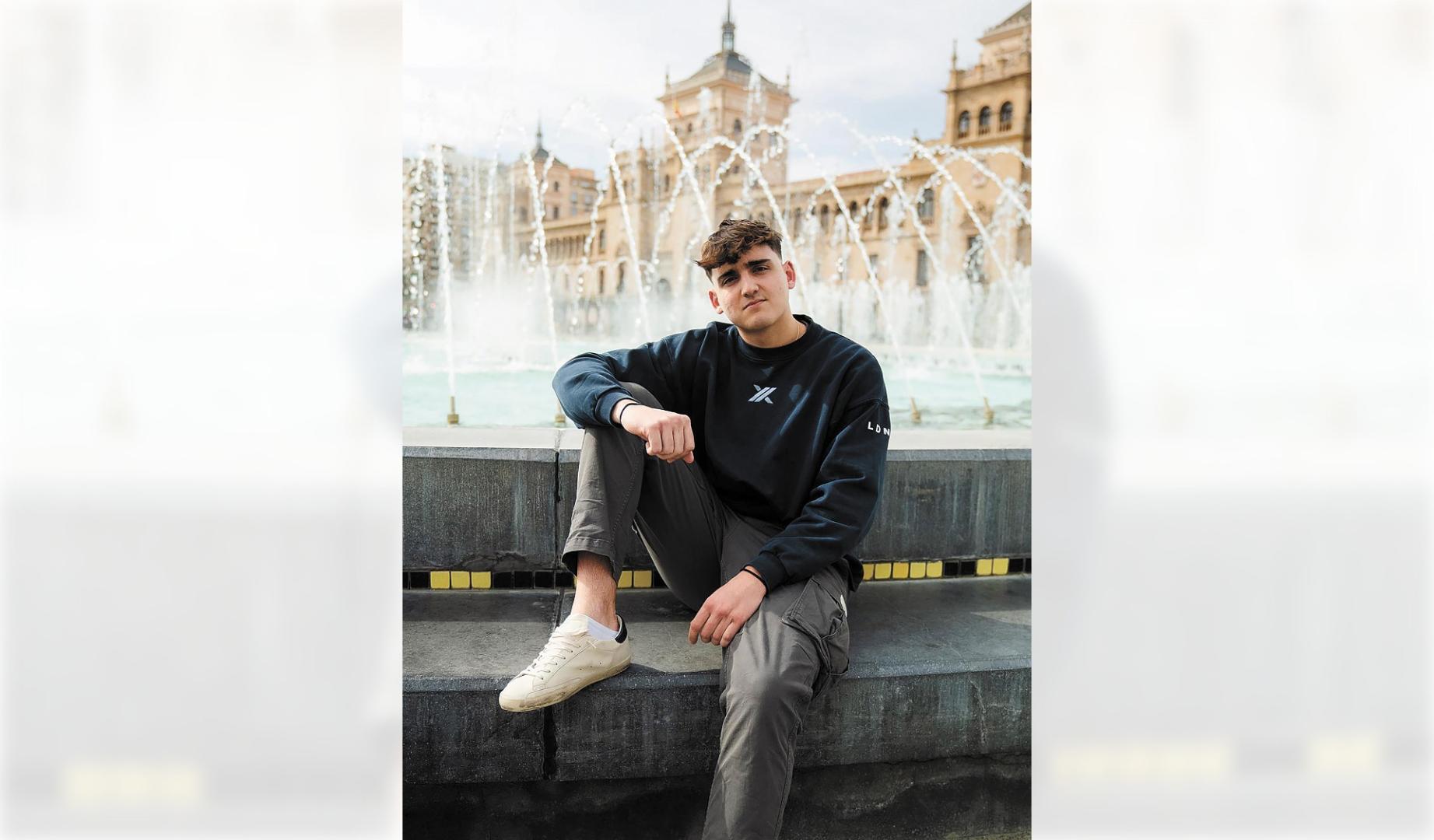 Aimar Goñi, jugador de pádel navarro, en la fuente de Acera de Recoletos de Valladolid