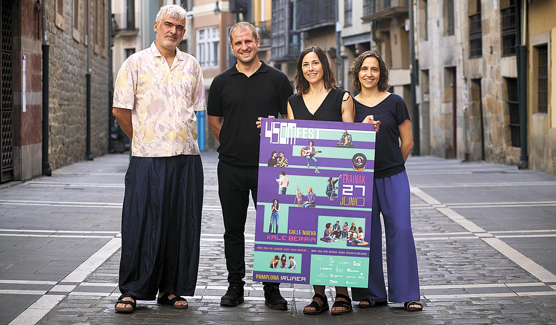 Iñigo Villar, Carlos Andrés Uranga, Itziar Gorrindo y Sonia Ochoa, ayer, en la calle Nueva de Pamplona