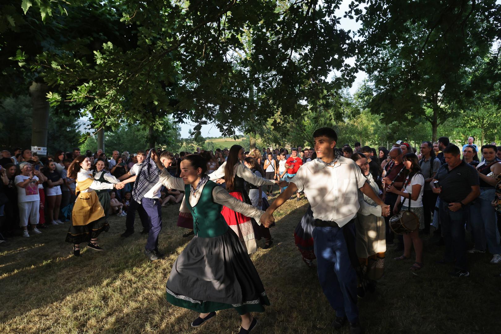 Instante en que los quintos bailan en cadeneta en las inmediaciones de la ermita de San Juan.