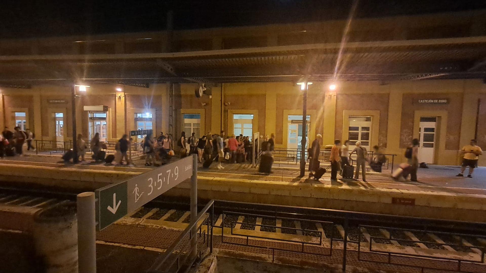 Pasajeros en la estación de tren de Castejón, este martes por la noche, a la espera de subir al tren en dirección a Tafalla, donde realizarán trasbordo a un autobús para continuar a Pamplona