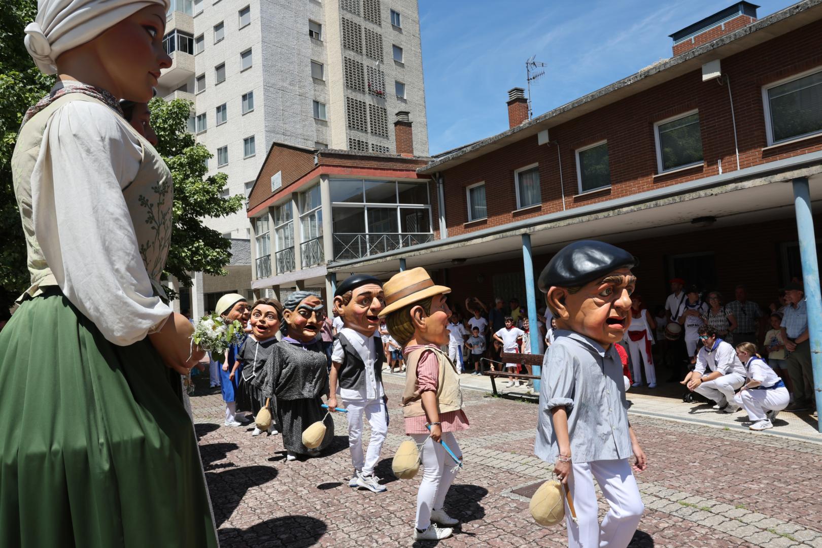Gigantes en fiestas de Barañáin, día del abuelo 2025