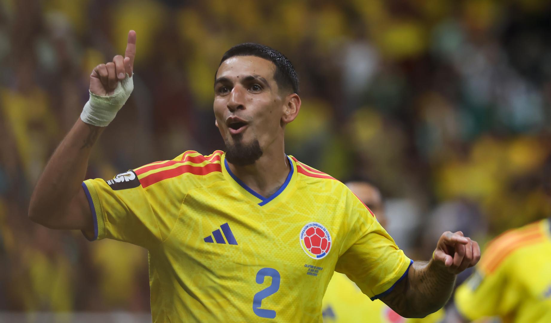 Daniel Muñoz de Colombia celebra su gol de este martes, durante un partido del grupo K del Mundial de la FIFA 2026 entre Colombia y RD Congo en el estadio Akron en Guadalajara