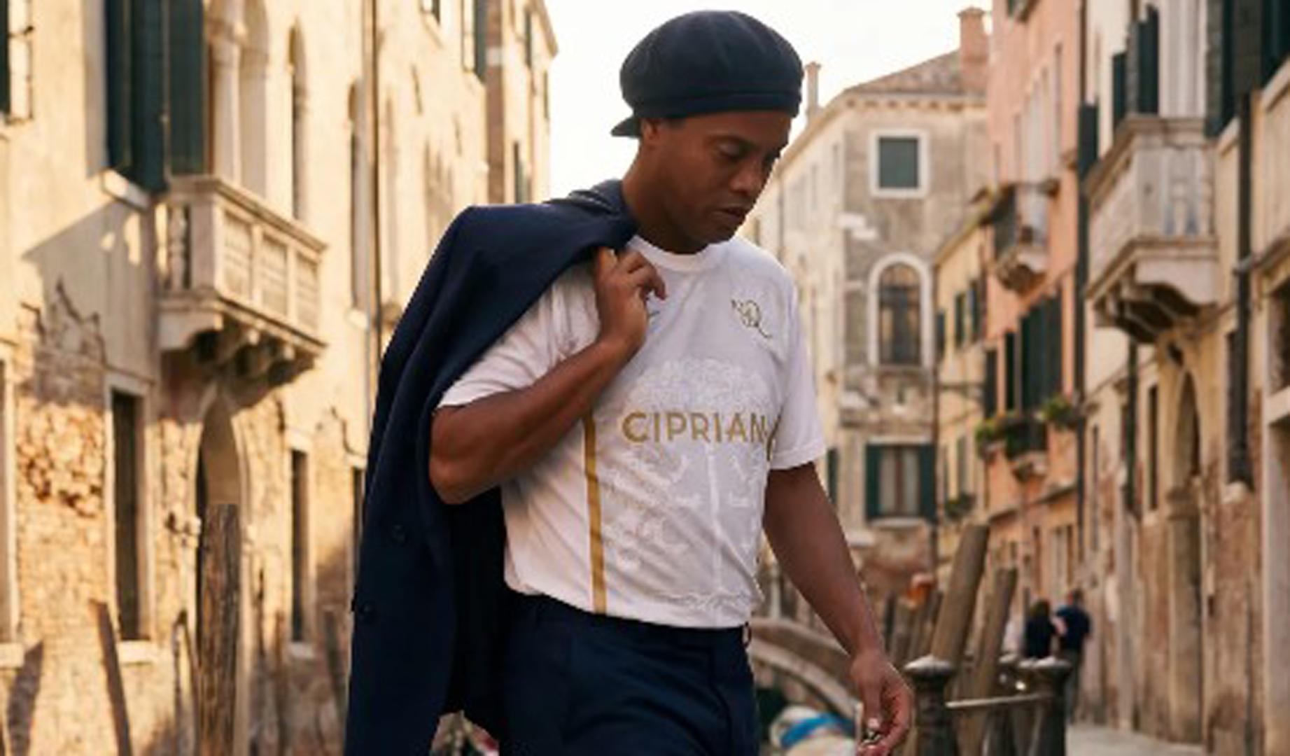 Ronaldinho anuncia que vuelve al fútbol profesional, con el Ravenna italiano
