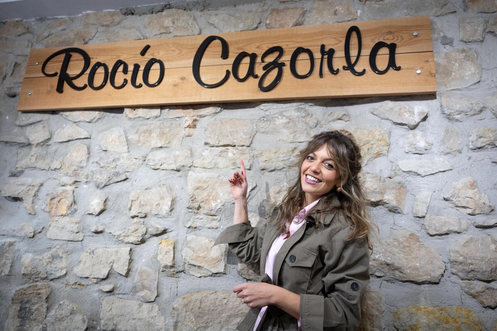 La propietaria Rocío Cazorla Ría frente al letrero de su tienda