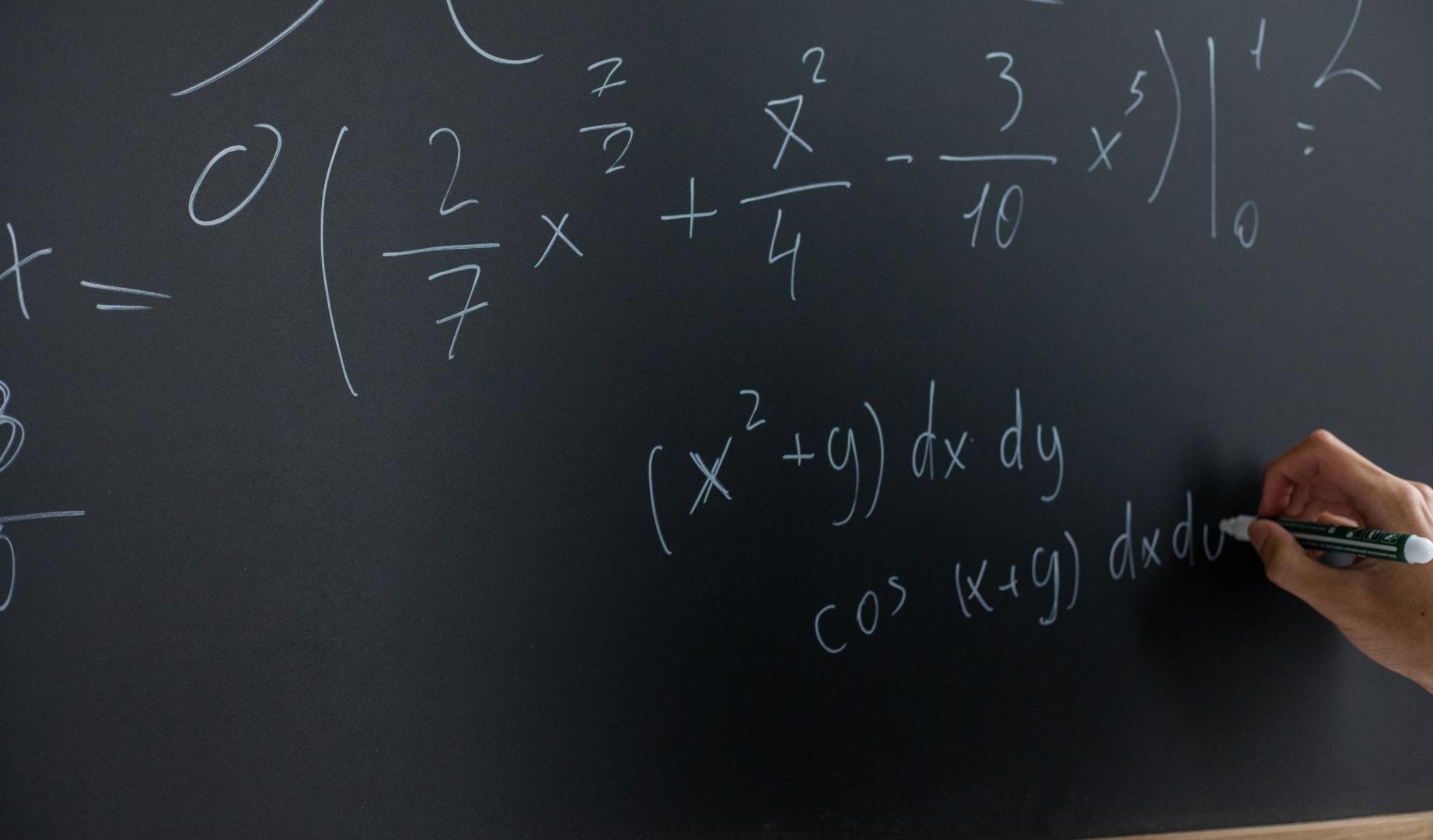 Una pizarra escolar durante una clase de matemáticas