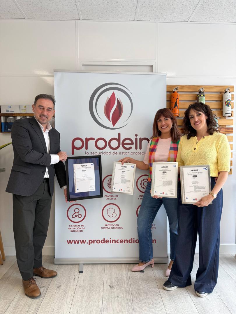 Michel Lumbreras (AENOR) hace entrega del certificado Residuo Cero a Sonia Moneo y Silvia García (Prodein)