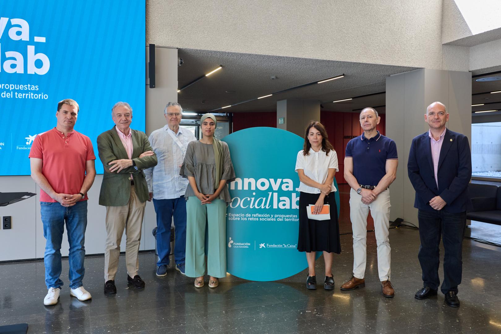 Desde la izda:Ibon Mimentza (Garalur), José Ramón Lacosta y Rafael Sánchez-Ostiz (ambos de Fundación IDEA), Loubna Abdellaoui Msahli (técnica en Fitero), Izaskun Azkona (Fundación la Caixa), José Ángel Andrés (Fundación Caja Navarra) y Miguel Aguirre (alcalde de Fitero).