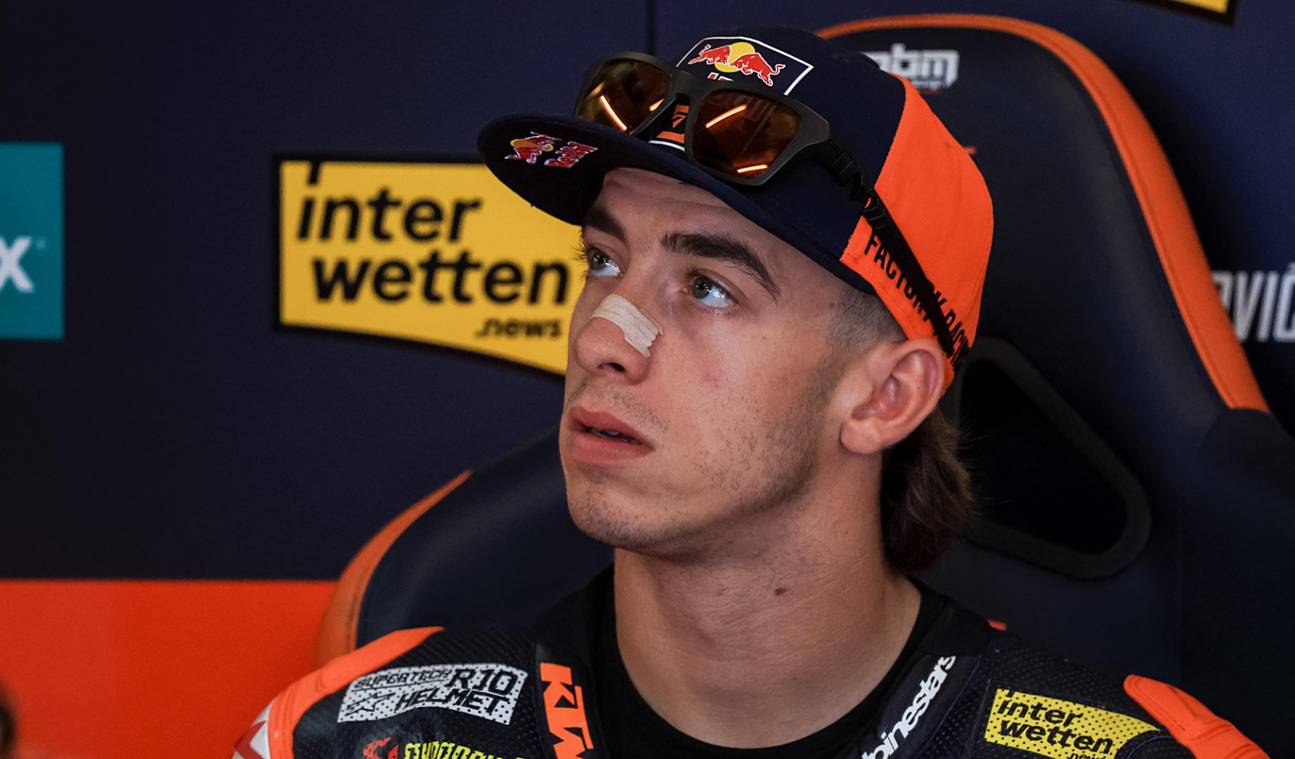 Pedro Acosta observa los tiempos durante los entrenamientos oficiales del GP de la República Checa en el circuito de Brno