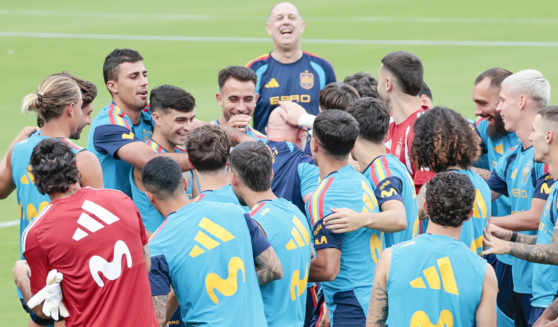 Los jugadores de España celebran el cumpleaños del seleccionador Luis de la Fuente durante el entrenamiento del pasado lunes