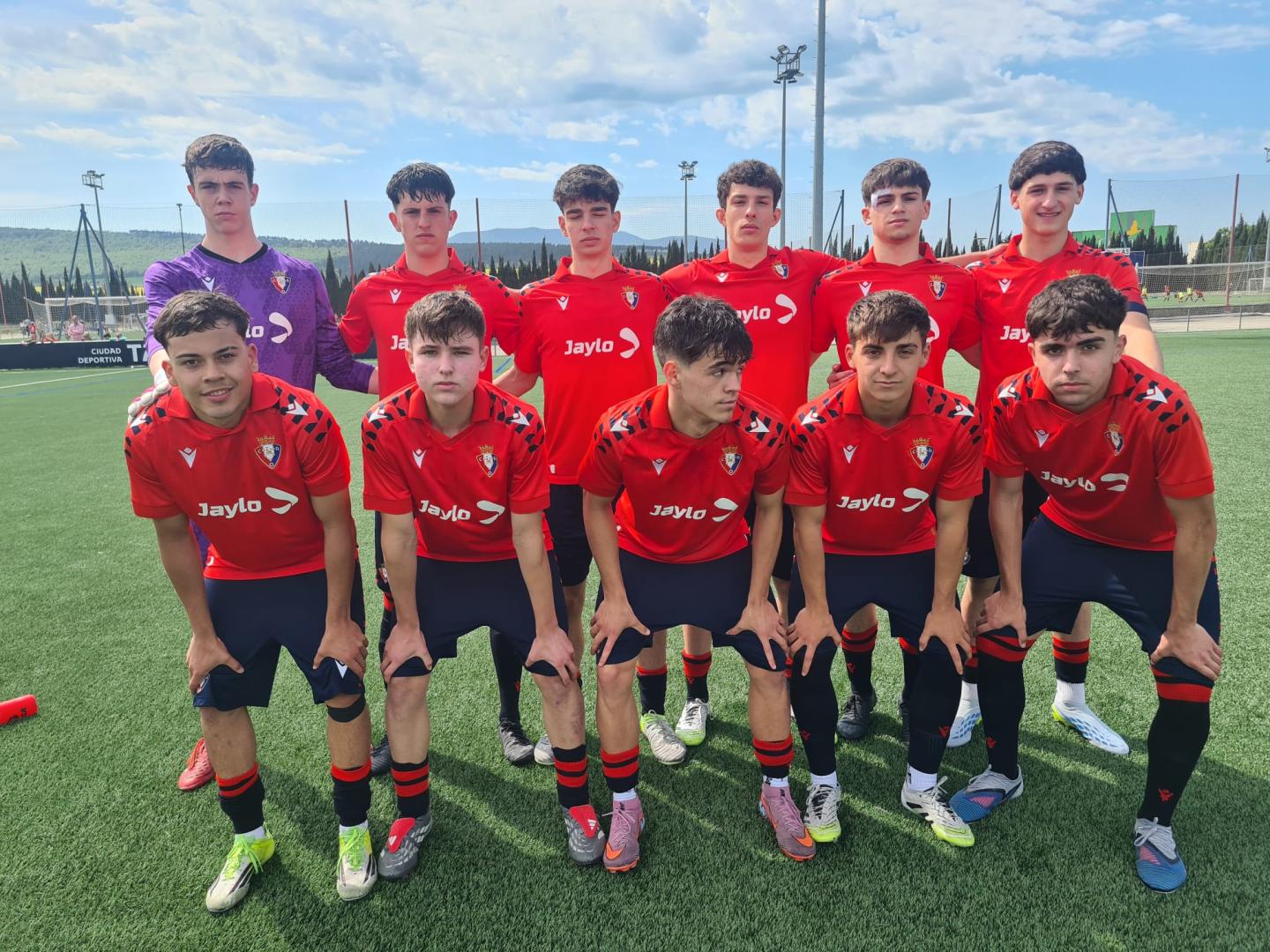 Sergio Nuin, arriba a la derecha, en un partido de esta temporada con el Juvenil B de Osasuna