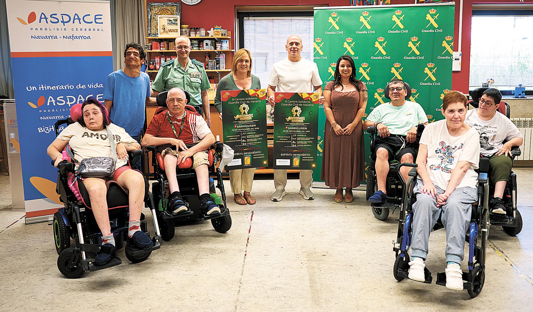 José Miguel Barbero, coronel jefe de la 9ª Zona de Guardia Civil de Navarra; la delegada del Gobierno, Alicia Echeverría; David Erice, presidente de Aspace, y Xuriñe Peña, alcaldesa del Valle de Egüés, ayer junto a miembros de Aspace en la presentación de la carrera