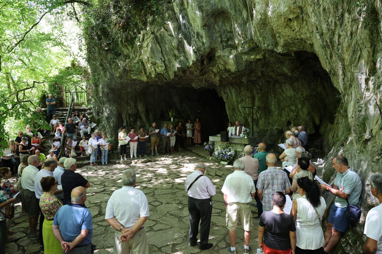 Imagen de la eucaristía celebrada en la gruta de San Juan Xar.