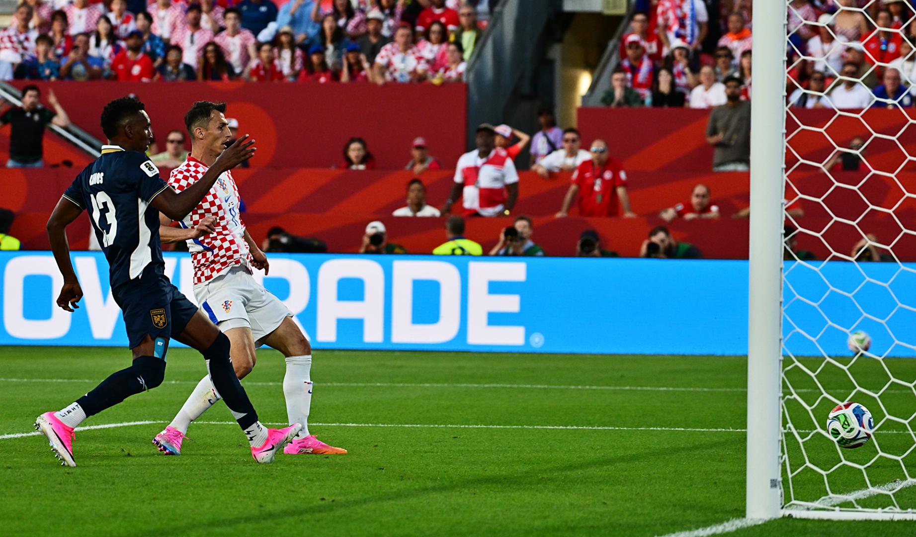 Momento en el que Ante Budimir empuja a gol el centro de Stanisic