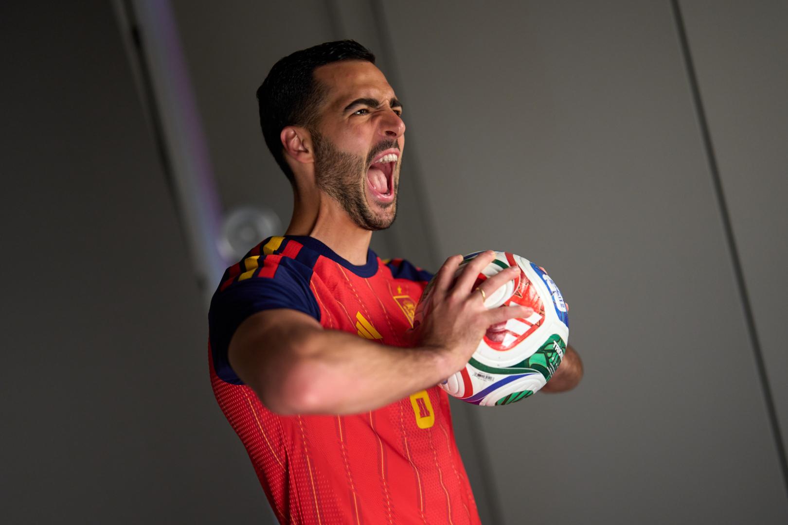 Mikel Merino posa para las imágenes oficiales del Mundial.