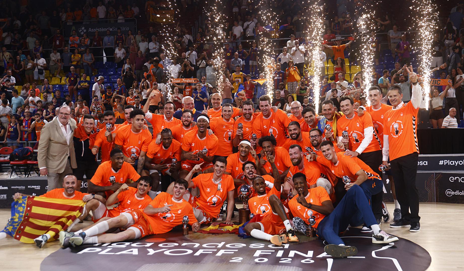 Los jugadores del Valencia Basket celebran la victoria y el título de campeones al finalizar el cuarto partido de la final de la Liga Endesa disputado entre Barcelona y Valencia Basket