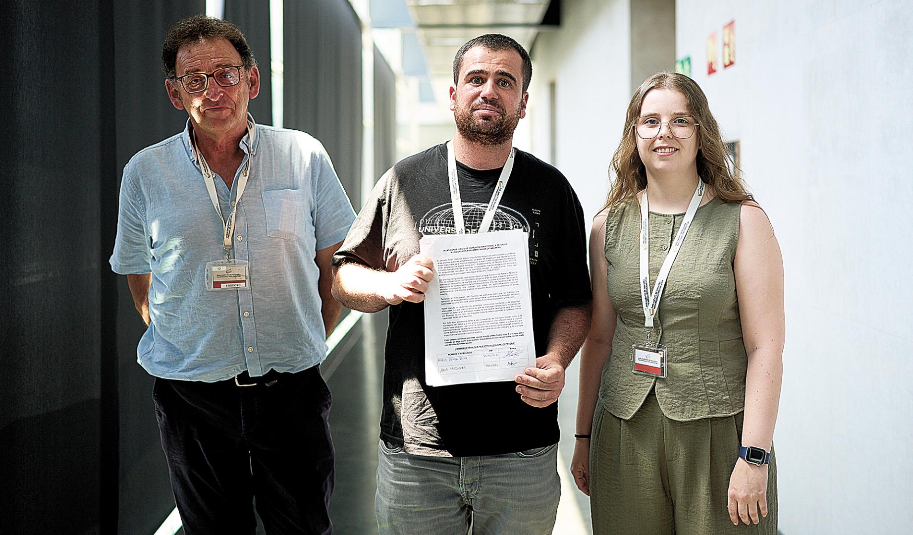 El alcalde de Igúzquiza, Miguel Ábrego, y dos de los representantes del concejo, Iñaki Pérez e Irache Azanza, antes de su comparecencia en la comisión parlamentaria de Desarrollo Rural.