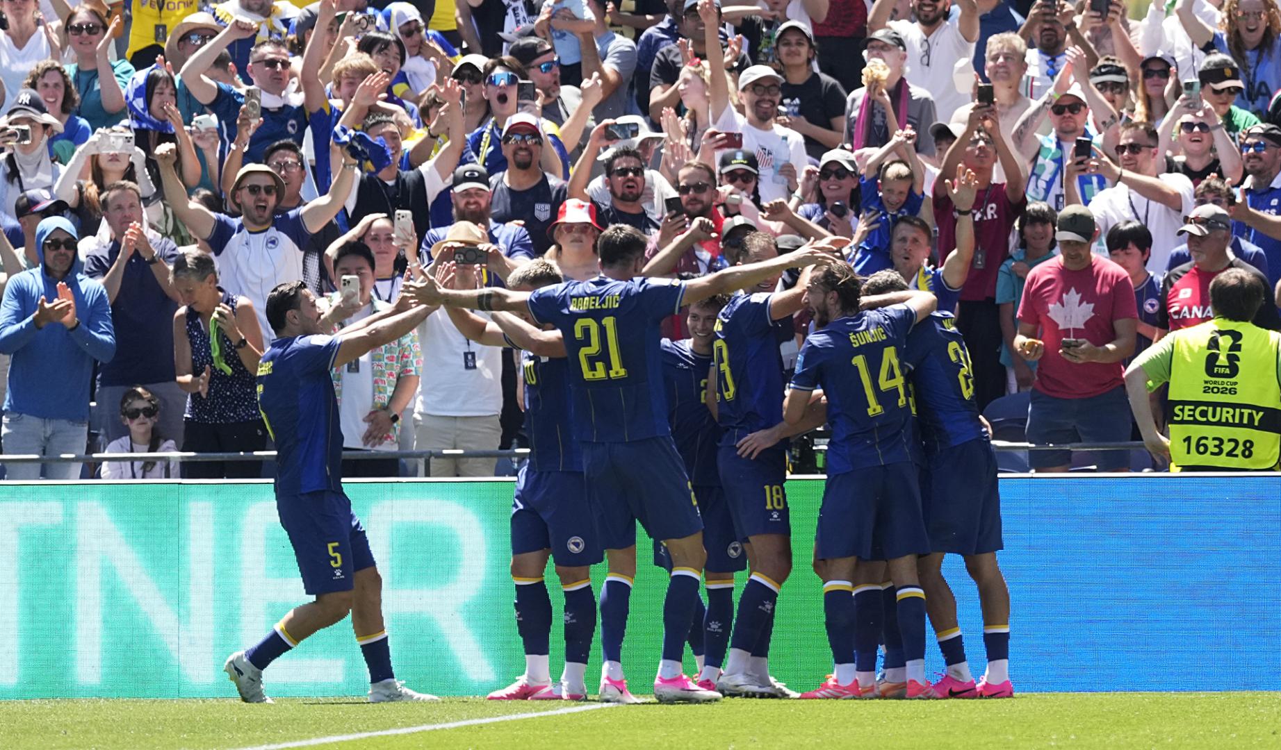 Los jugadores bosnios celebran uno de los tantos contra Catar