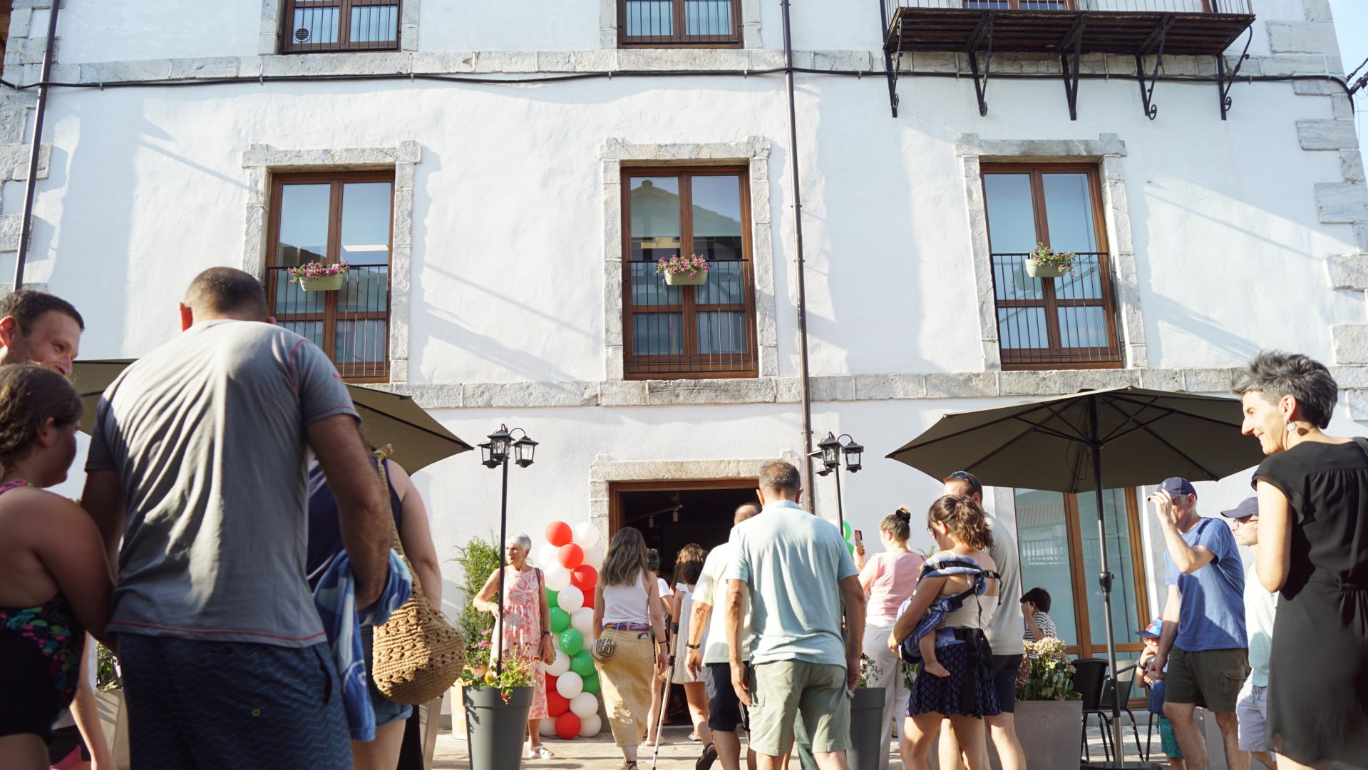 Asistentes a la inauguración del Restaurante La Villa en Igantzi