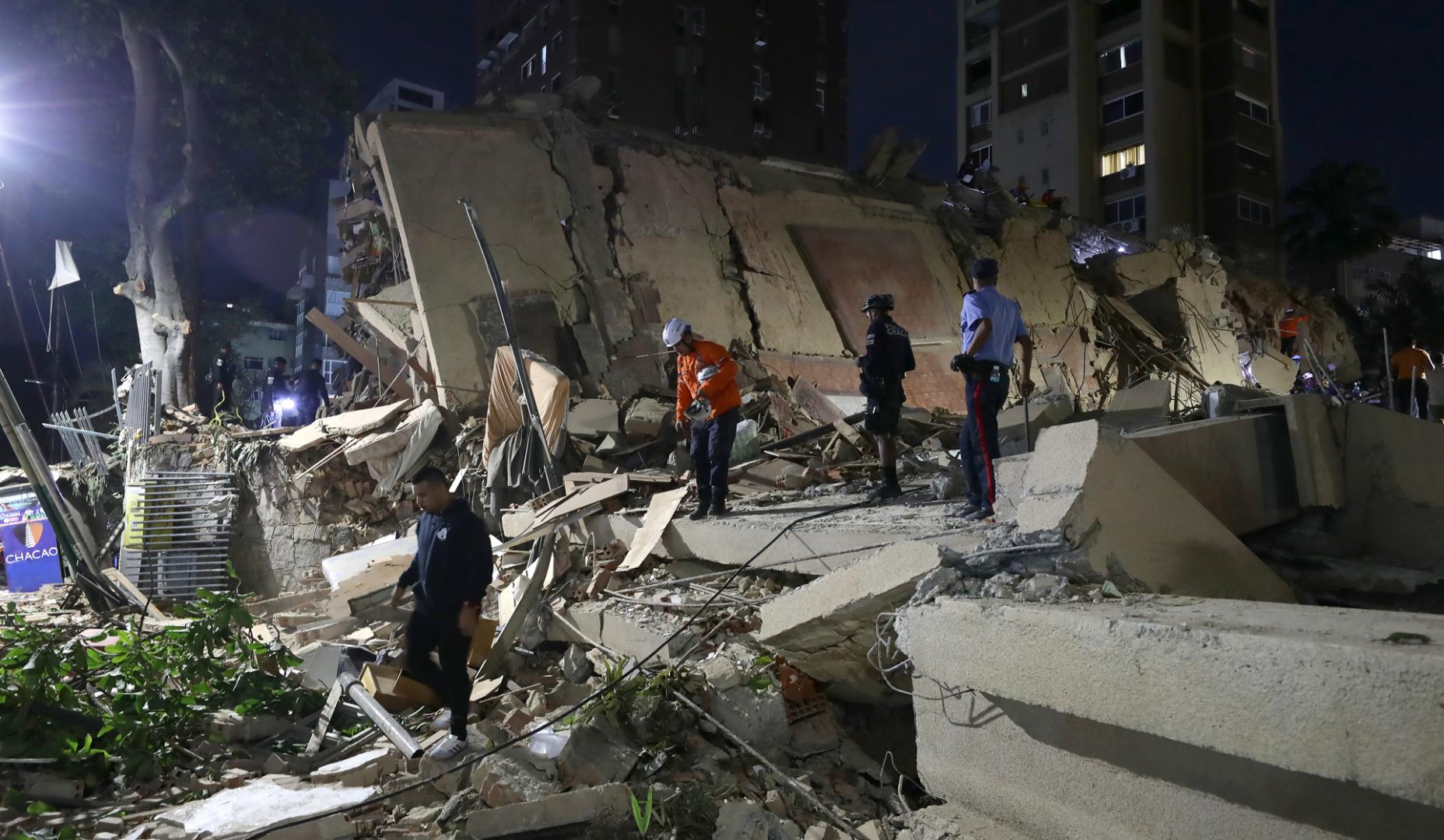 Integrantes de cuerpos de emergencia buscan víctimas en Caracas tras los dos terremotos en Venezuela
