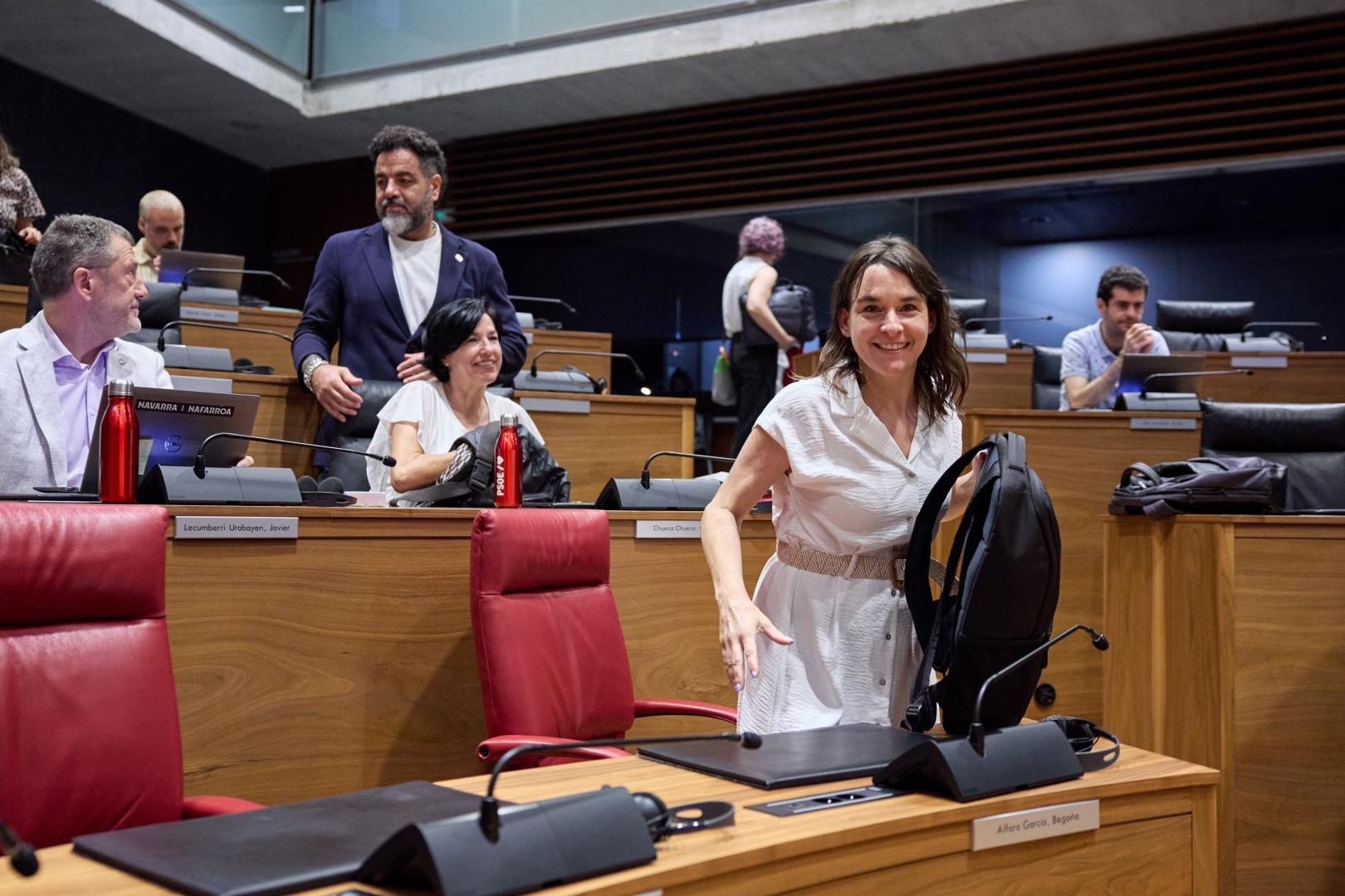 Begoña Alfaro, en el pleno del Parlamento de este jueves.