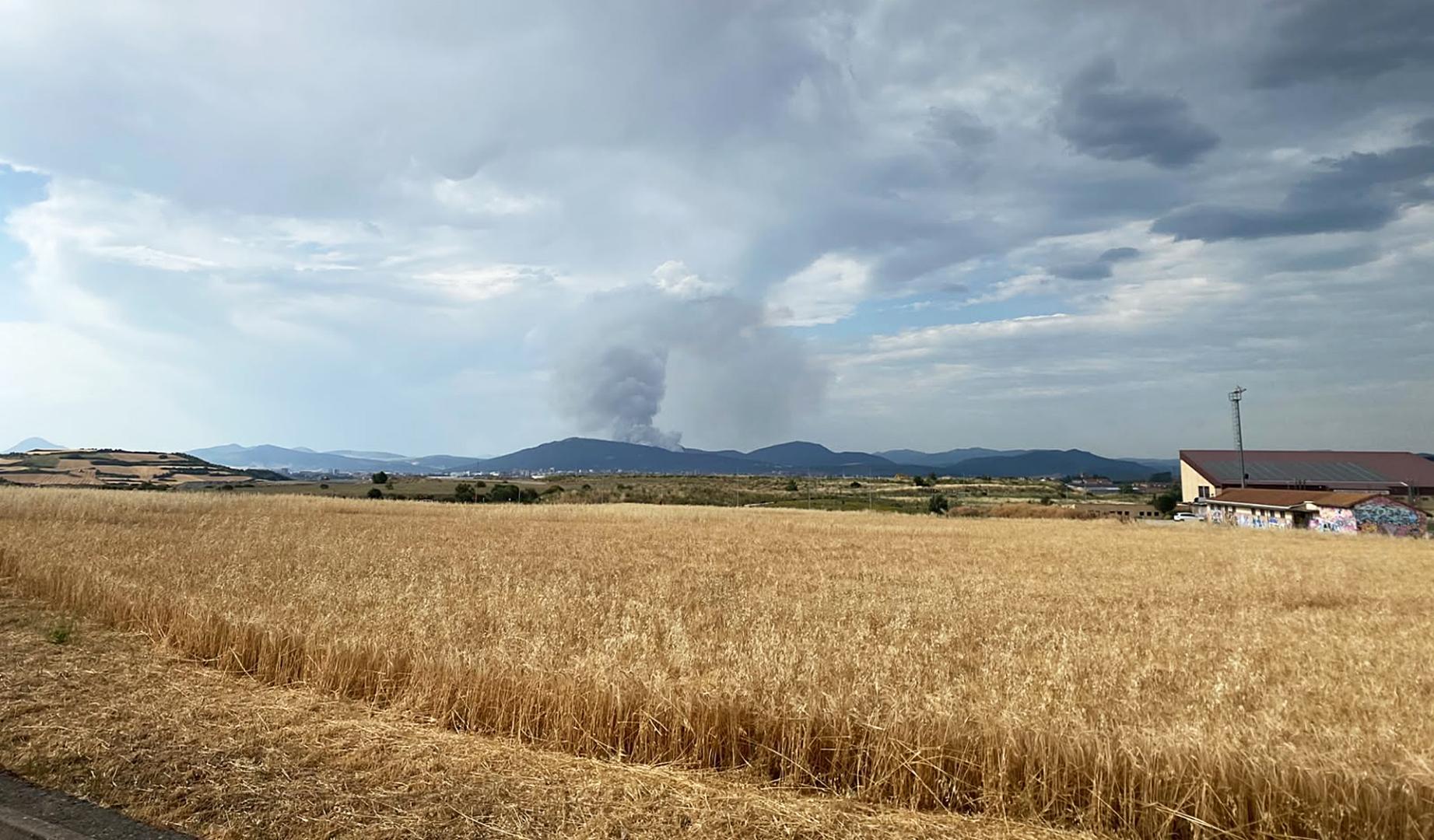 Foto del incendio al norte del monte San Cristóbal.