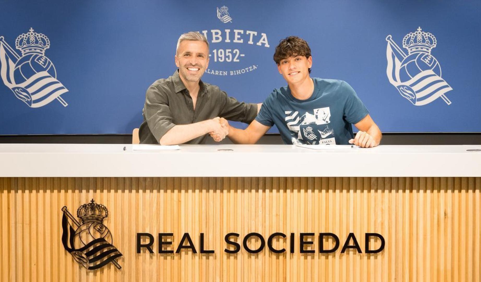 Álex Marchal, junto a Erik Bretos, director de fútbol de la Real Sociedad