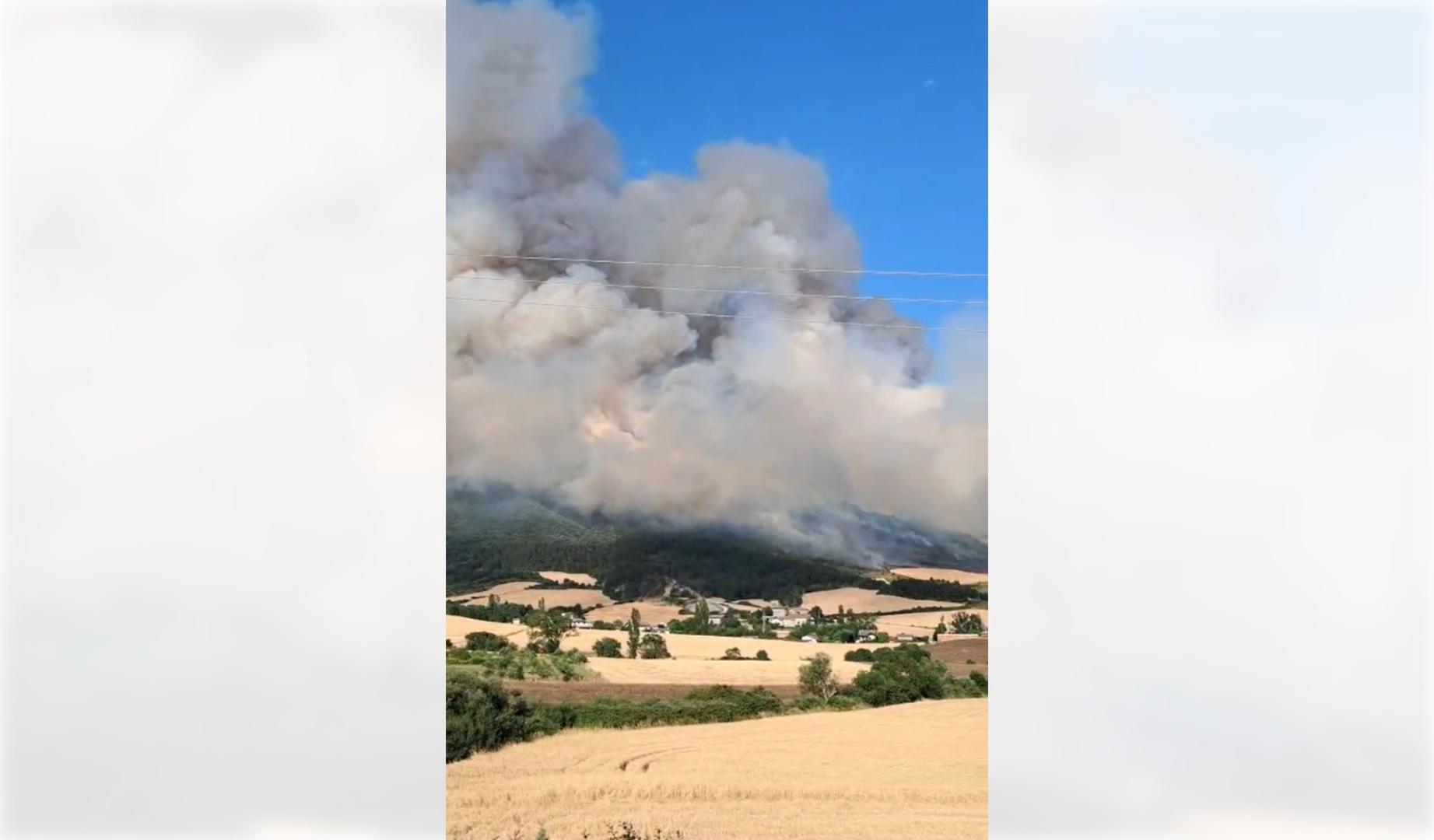 Las llamas del fuego declarado este jueves, 25 de junio, amenazaban la localidad.