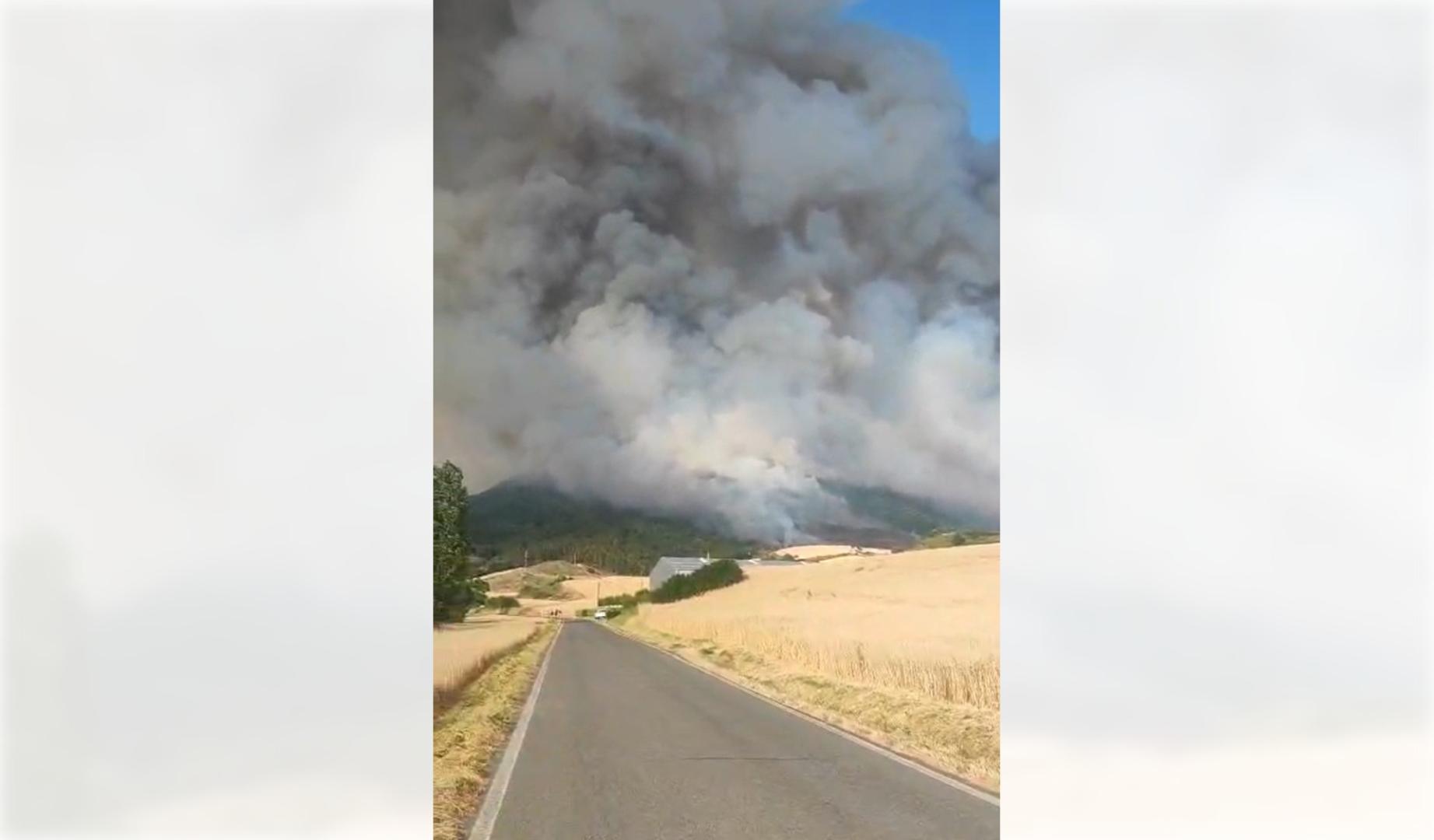 Vídeo del incendio en San Cristóbal desde Navaz
Las llamas amenazaban a la localidad este jueves, 25 de junio.