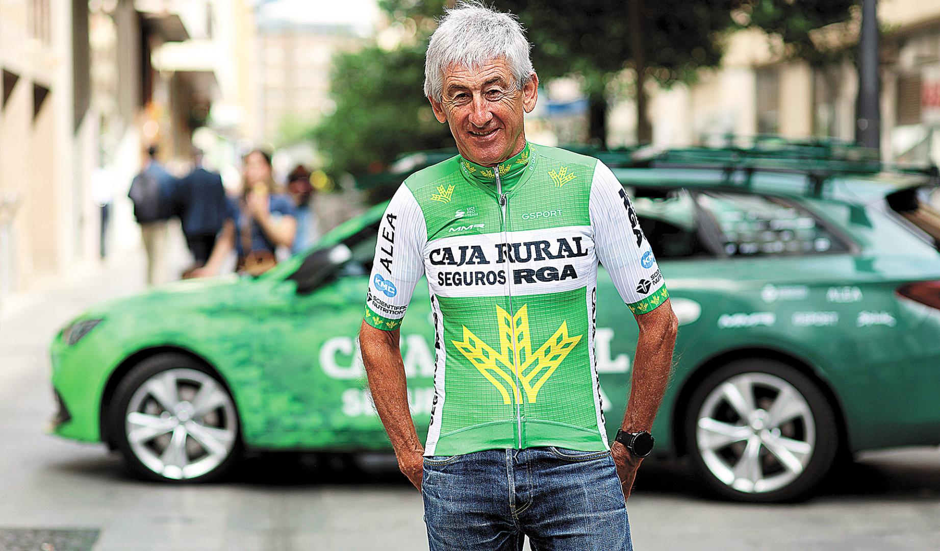 Marino Lejarreta, con el maillot con el que Caja Rural regresará al Tour de Francia