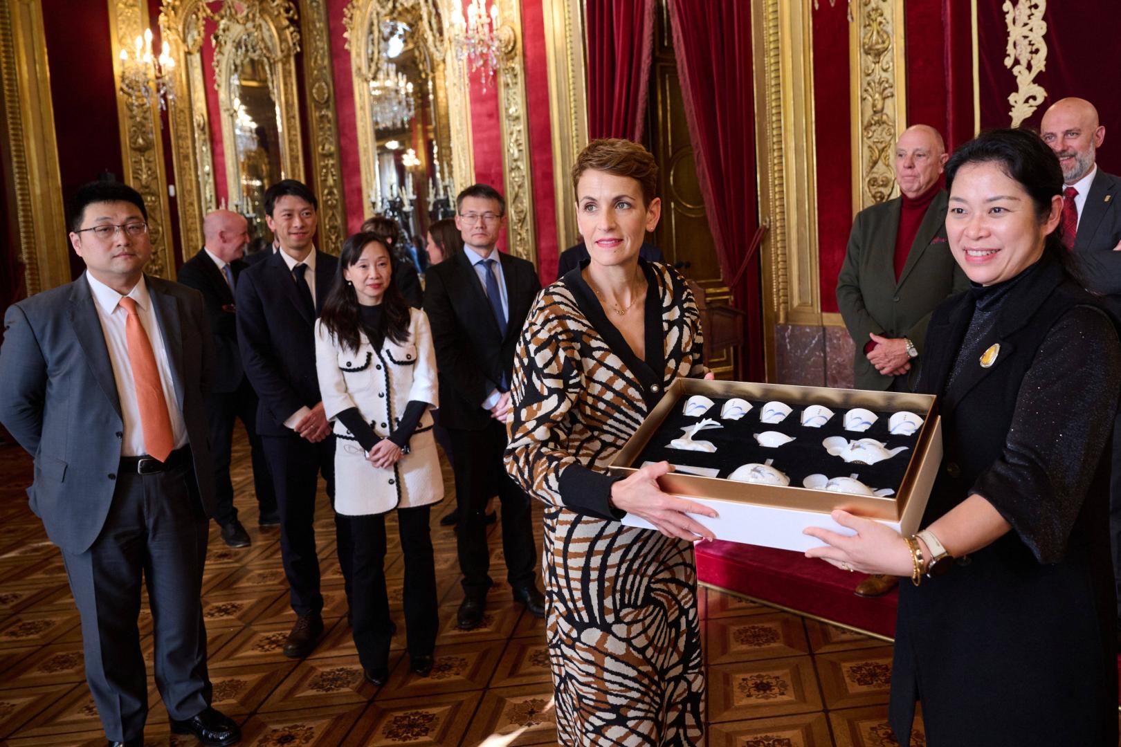 Chivite recibe como obsequio un servicio de té de la consejera política de la embajada china, Tian Geng, en 2025, regalo que guarda el servicio de Protocolo.