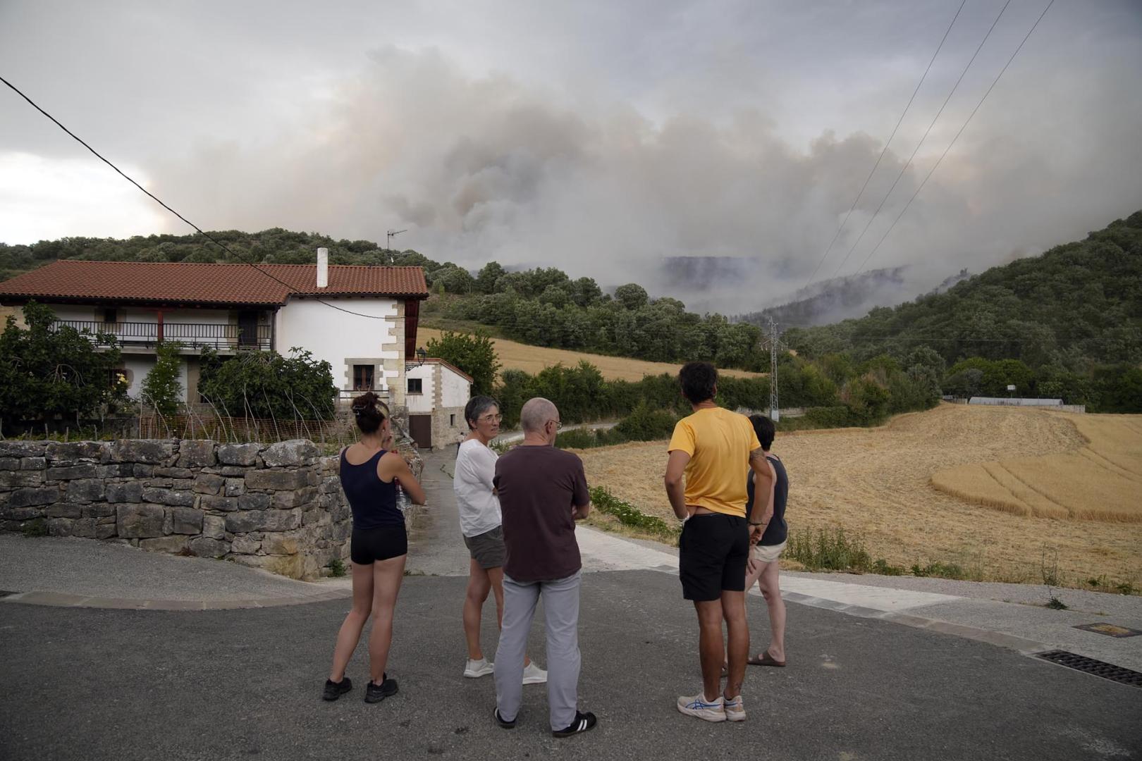 Foto del incendio al norte del monte San Cristóbal. Vista desde la localidad de Cildoz.