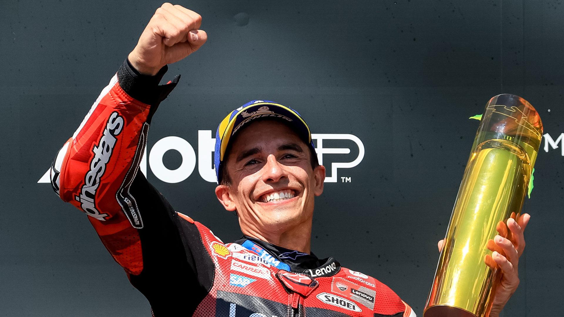 El piloto MotoGP Marc Márquez celebra en el podio tras vencer en el Gran Premio de la Republica Checa