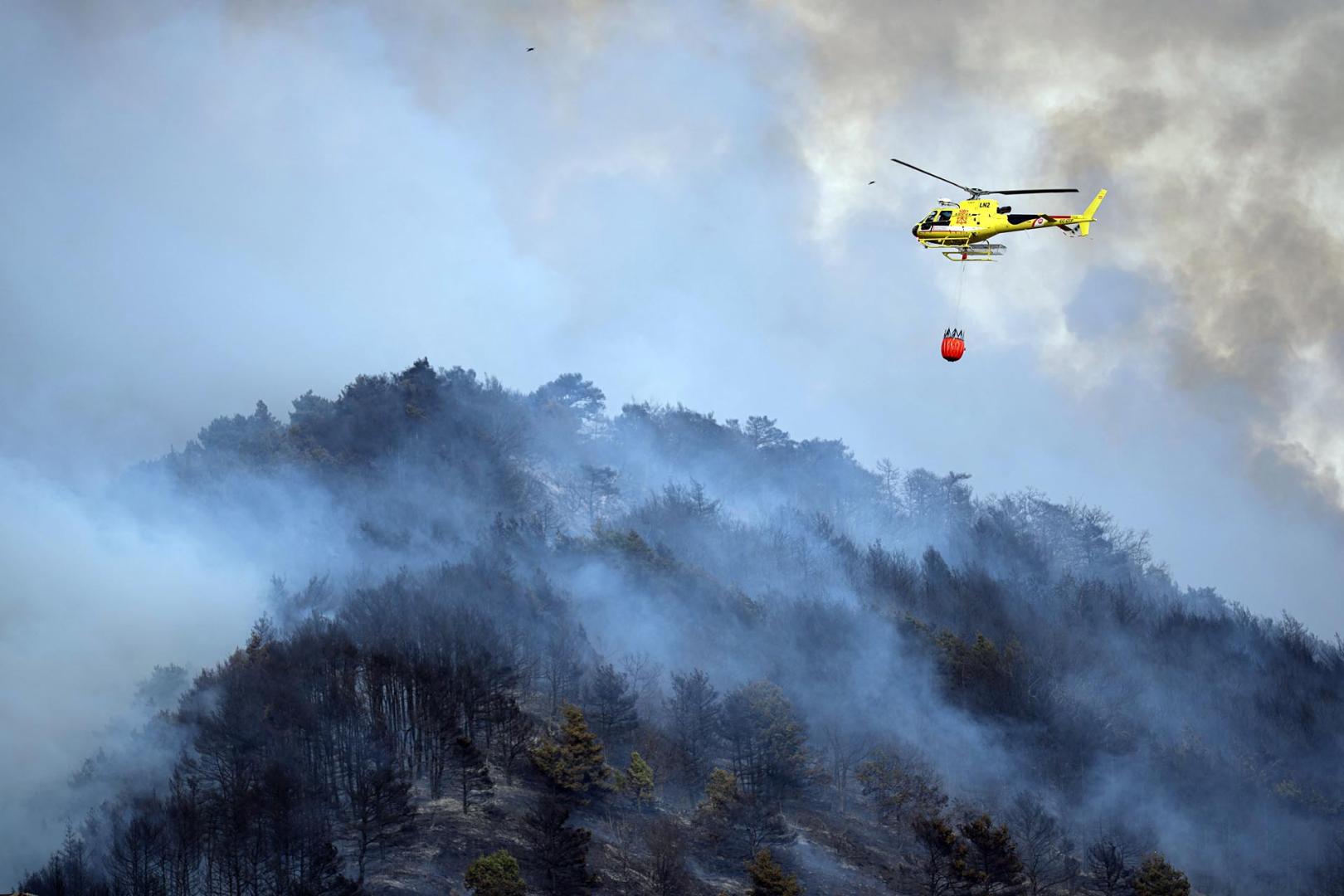 Foto del incendio al norte del monte San Cristóbal. Vista desde la localidad de Navaz