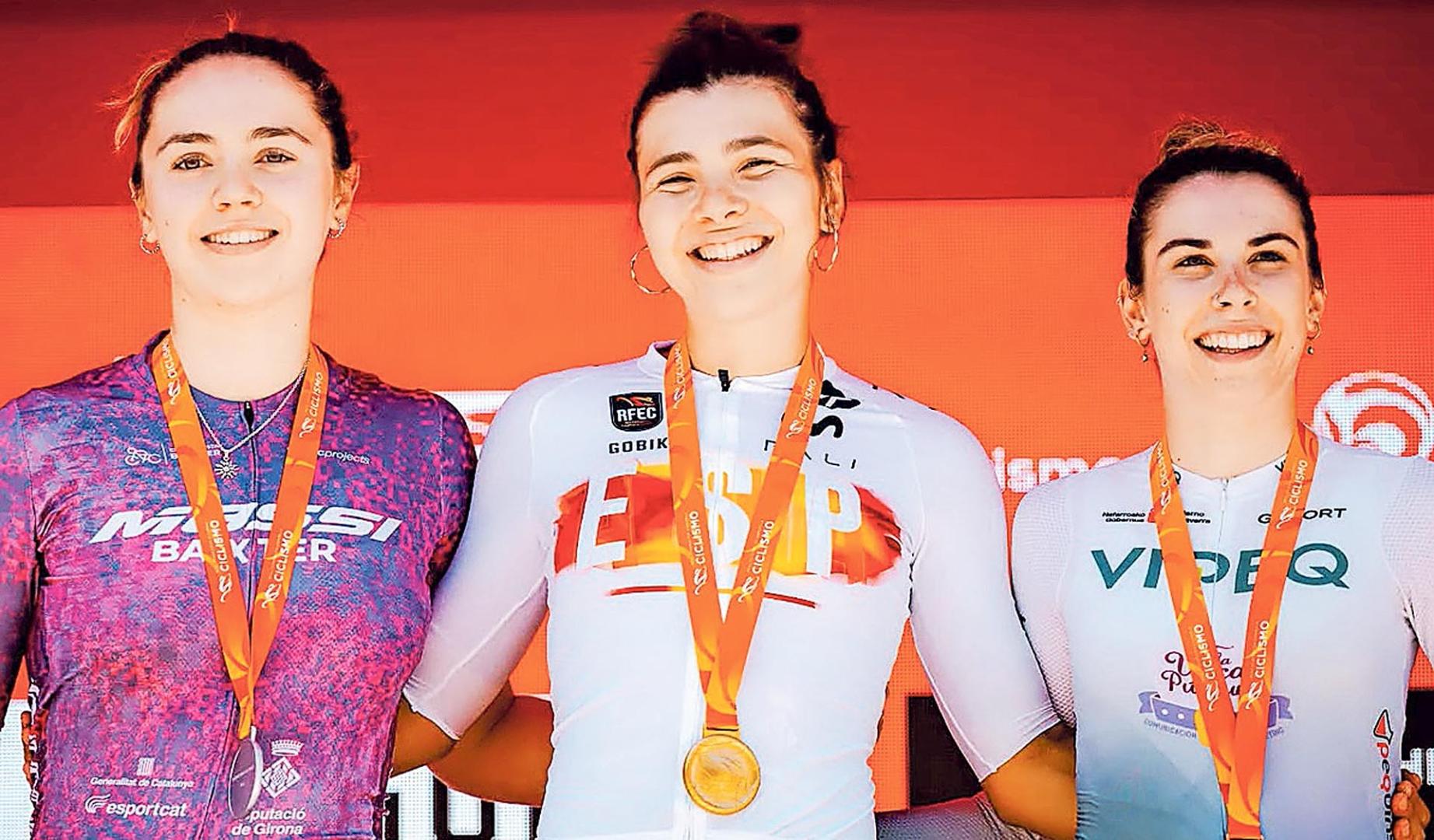 De izquierda a derecha, Nahia Imaz, Laia Puigdefábregas y Goretti Sesma, en el podio de Sabiñánigo