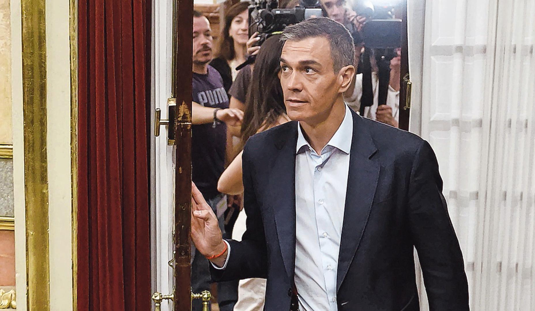 El presidente del Gobierno, Pedro Sánchez, abandonaba el jueves el hemiciclo, tras la sesión plenaria