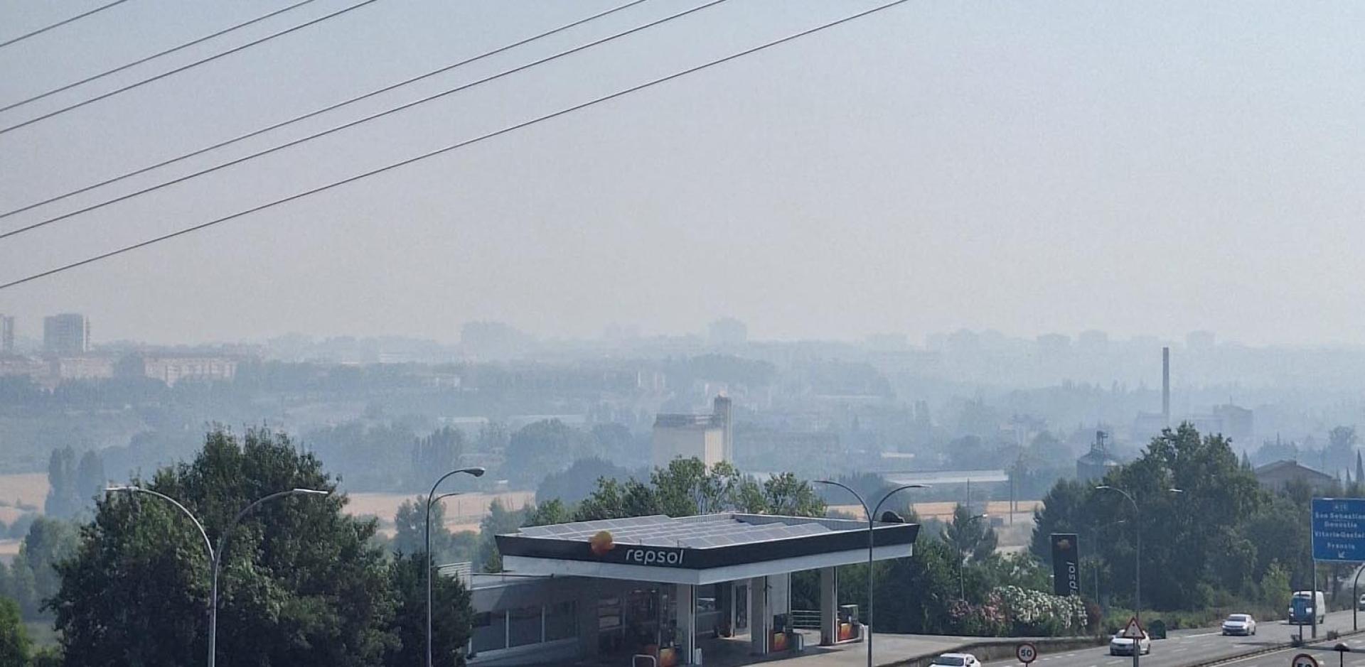 Nube de humo sobre Pamplona y la comarca vista desde Zizur Mayor.