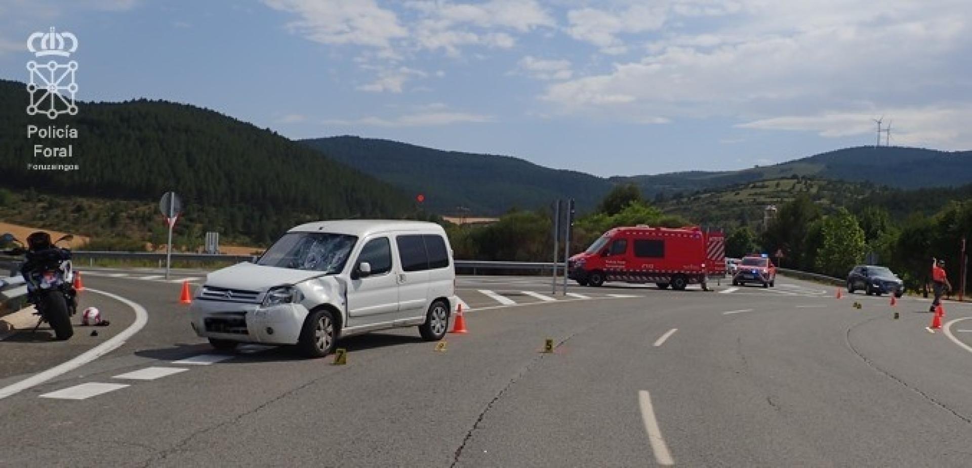 La furgoneta y la moto accidentadas, tras el choque