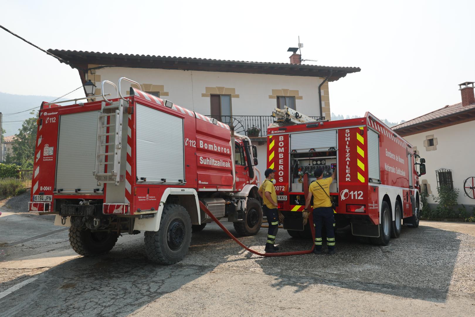 Dos camiones de bomberos en una de las poblaciones afectadas por el incendio.