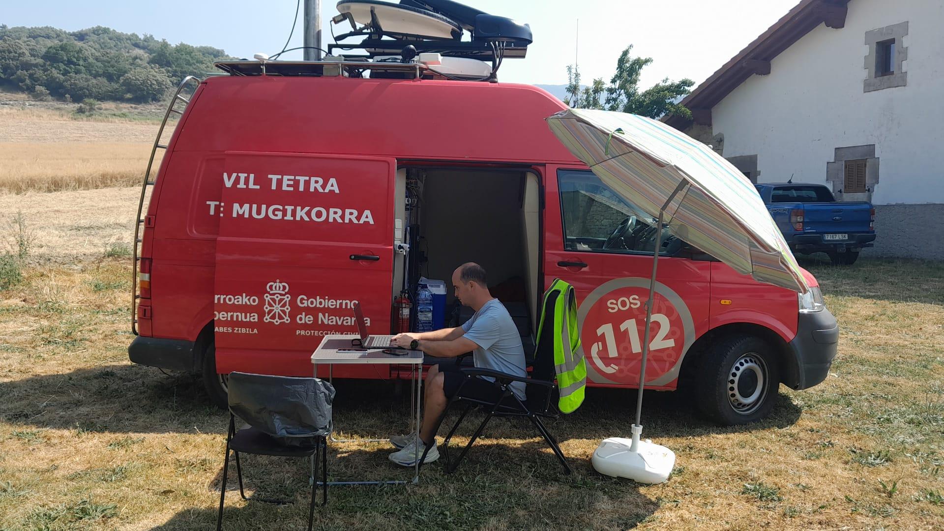 Iñaki González, técnico de la unidad móvil Tetra (Red de Emergencias), en Cildoz.