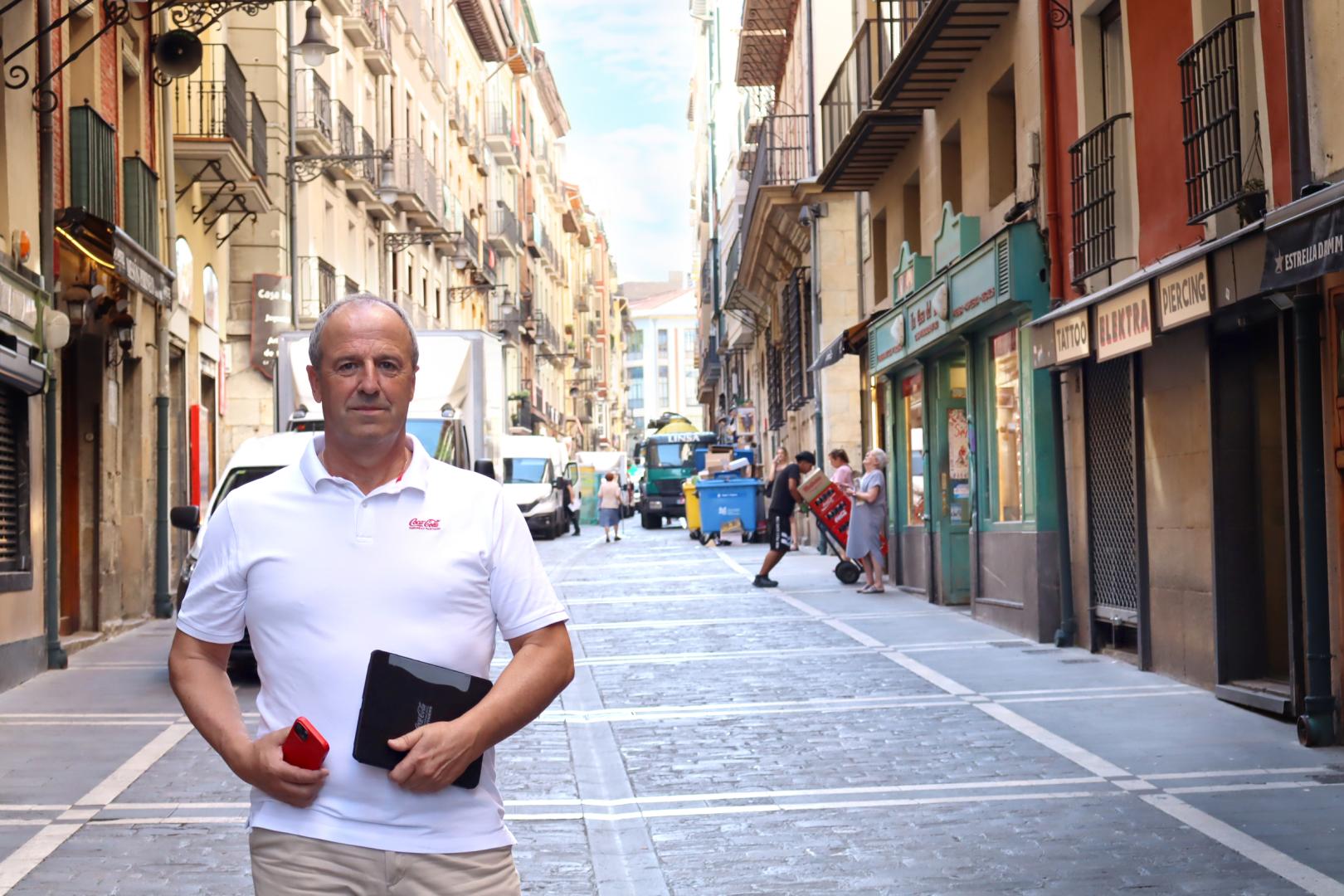 Miguel ángel Zuza, comercial de Coca-Cola, en la calle Estafeta.