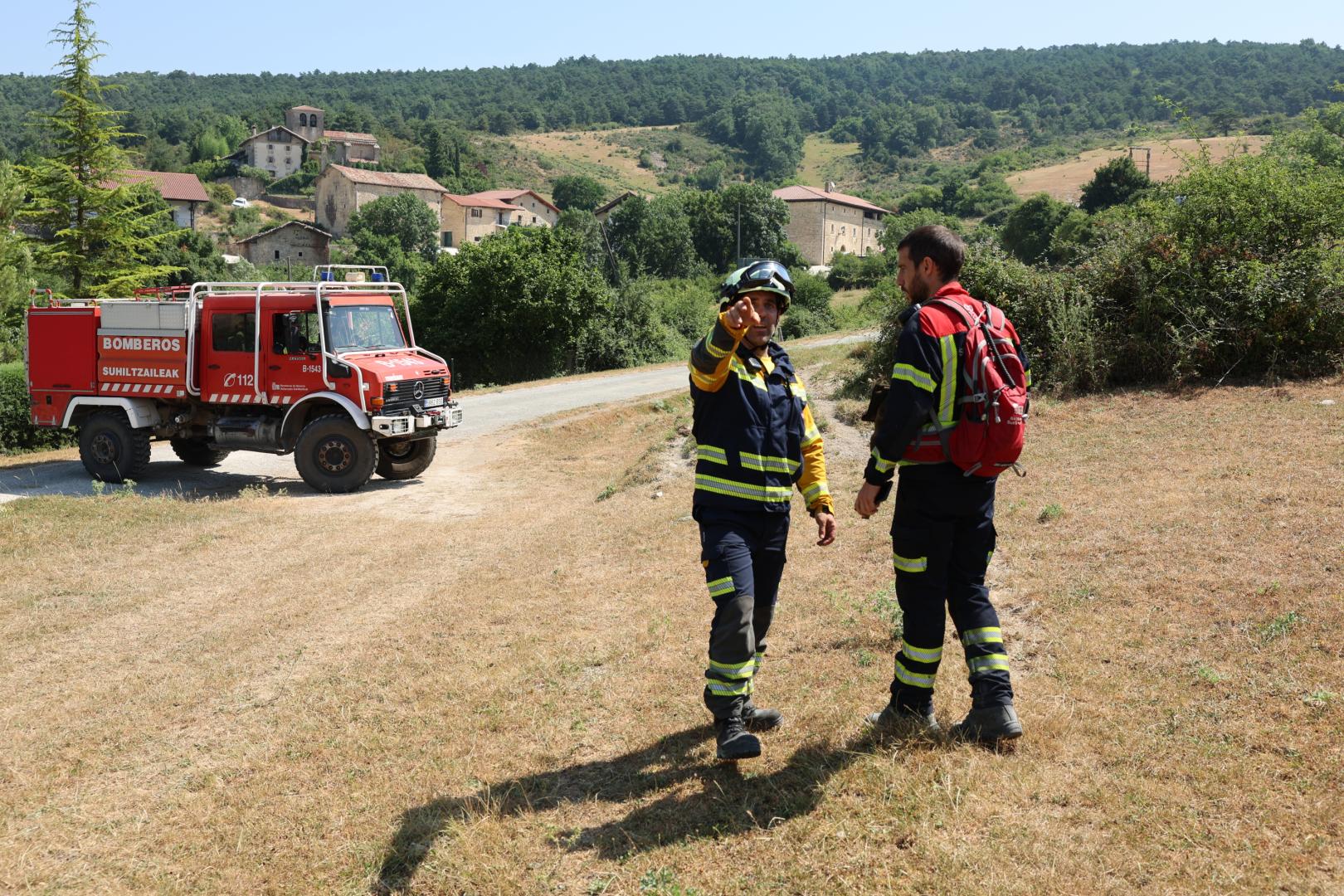 Efectivos de bomberos en una de las localidades afectadas por el incendio.