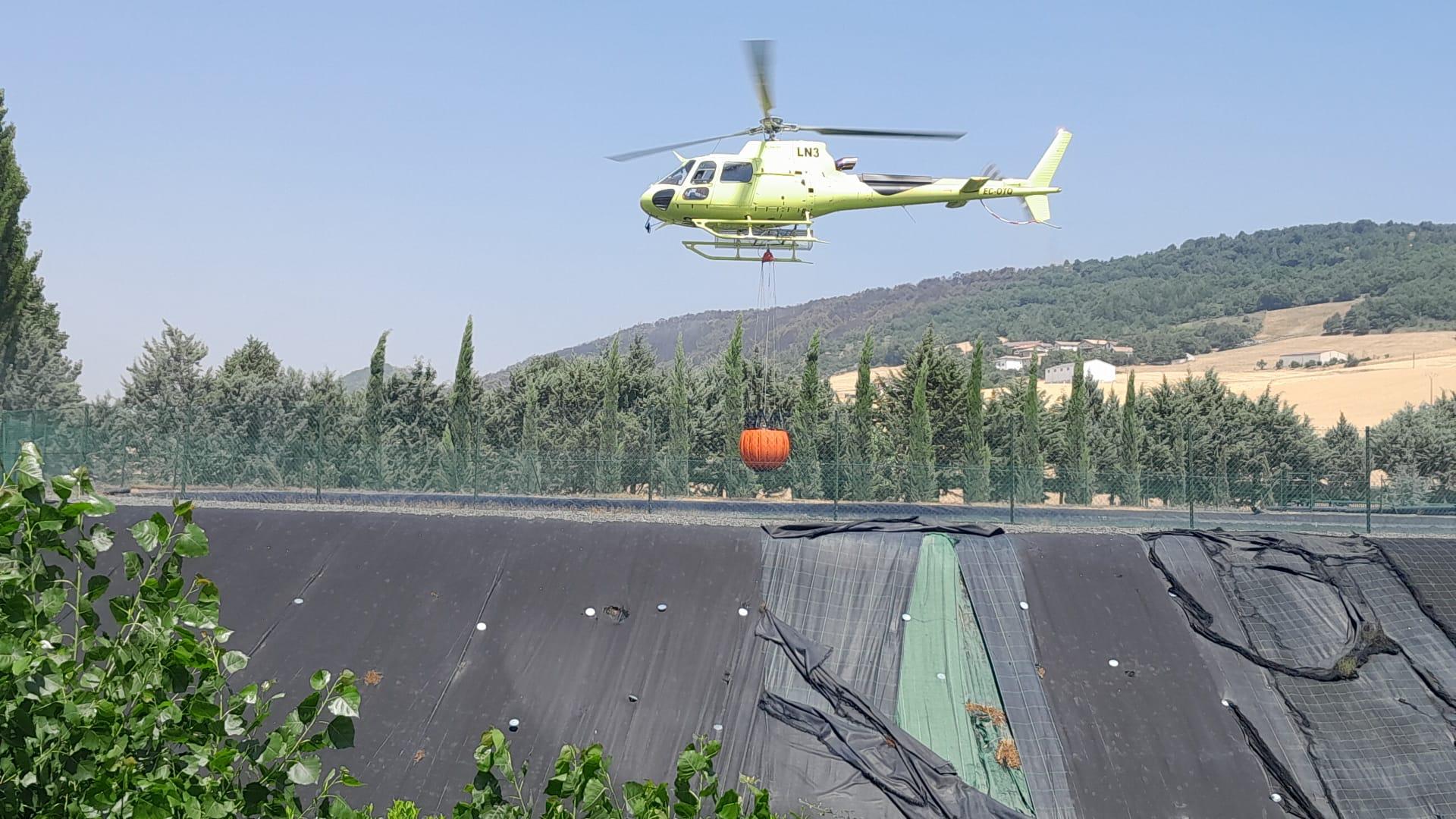 Los helicópteros están apagando el fuego gracias a una balsa de un vivero del término Eusa, el Vivero Arvena