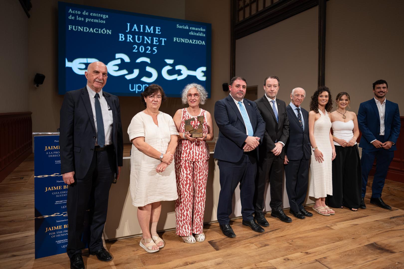 De izda a dcha: Javier Blázquez, María José Lakidain, Unai Hualde, Ramón González, Joaquín Mencos, Uxue Ibiricu, Uxue Fonseca y Miguel de Asís Pulido, durante la entrega de los Premios Jaime Brunet.