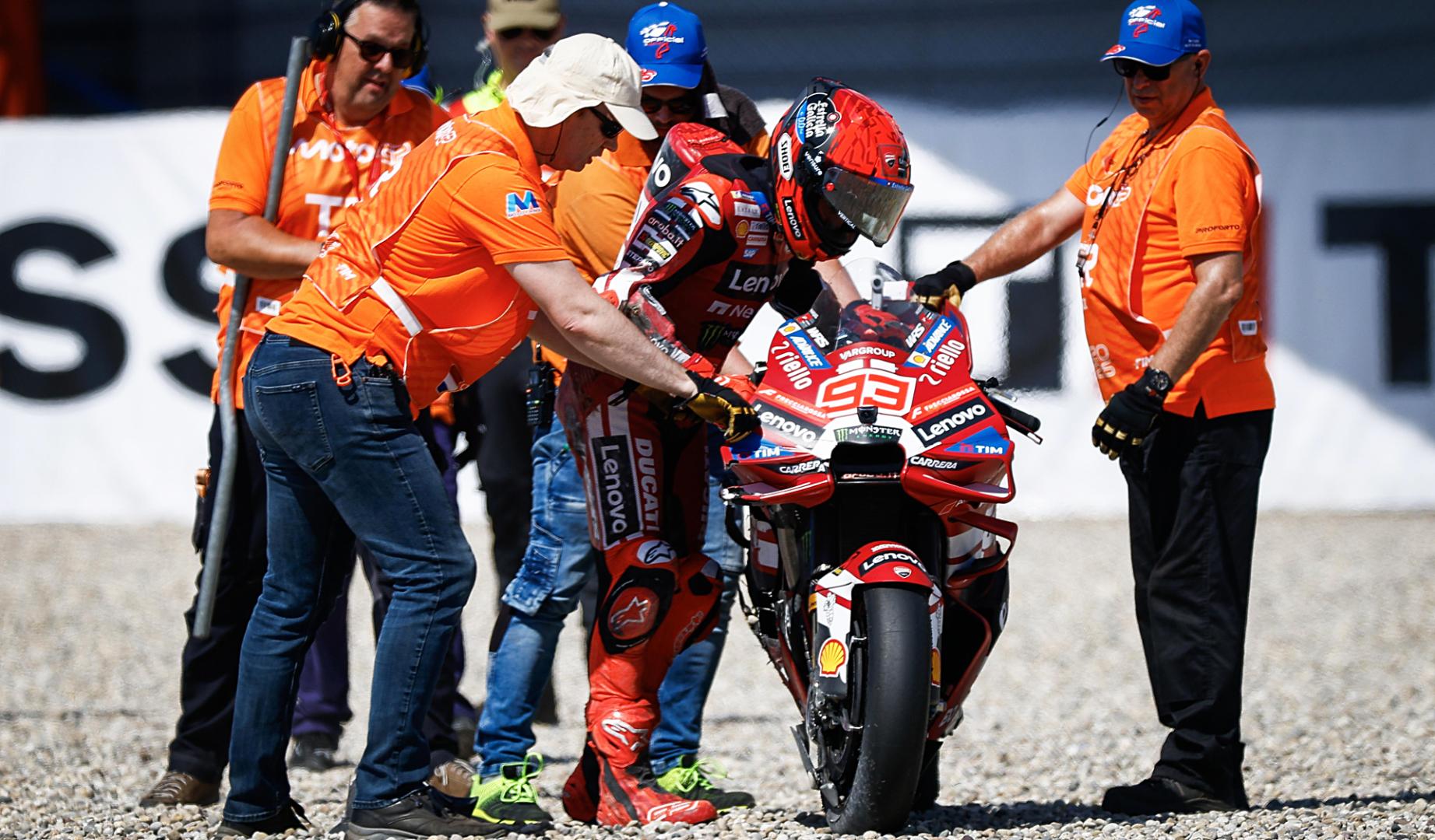 Marc Márquez es ayudado por el personal de Assen a subir a su moto tras sufrir una caída este viernes 26 de junio