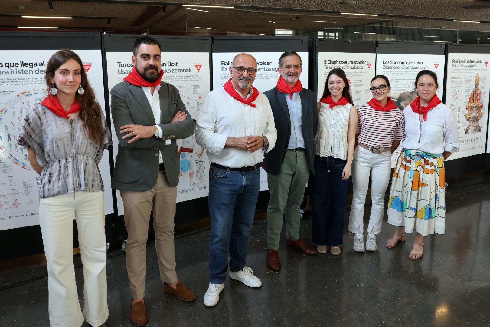 Algunos de los artífices. Desde la izquierda, Andrea de Luis Lezáun (bióloga y ambientóloga del Museo de Ciencias de la Universidad de Navarra , Enrique Cobos  Urbina (Responsable Comunicacuión Universidad de Navarra) , Ignacio López Goñi (director del Museo de las ciencias de la universidad de Navarra y catedrático de Microbiología , Carlos Bernar Borda (responsable del Campus Creativo de la Universidad de Navarra), Bárbara Serna Ortiz (ciencias ambientales de la Universidad de Navarra), Marta Suárez Otero (pedagoga en el área educativa del Museo de Ciencias de la Universidad de Navarra), Marta Revuelta Martínez (responsable de actividades del Museo de Ciencias de la Universidad de Navarra)